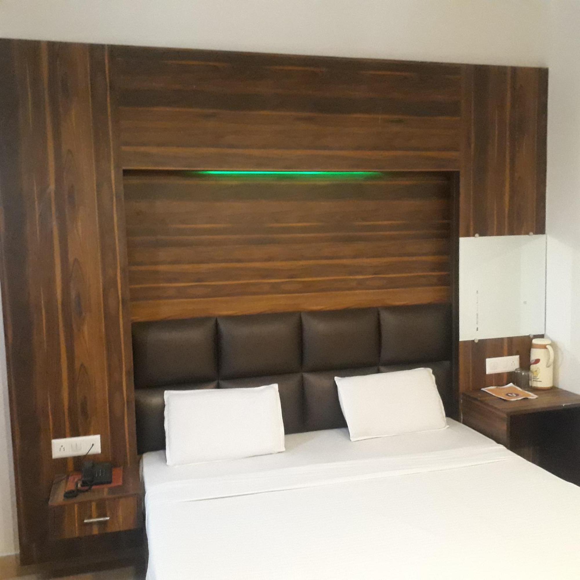 Hotel Ur Allāhābād Junction Екстериор снимка