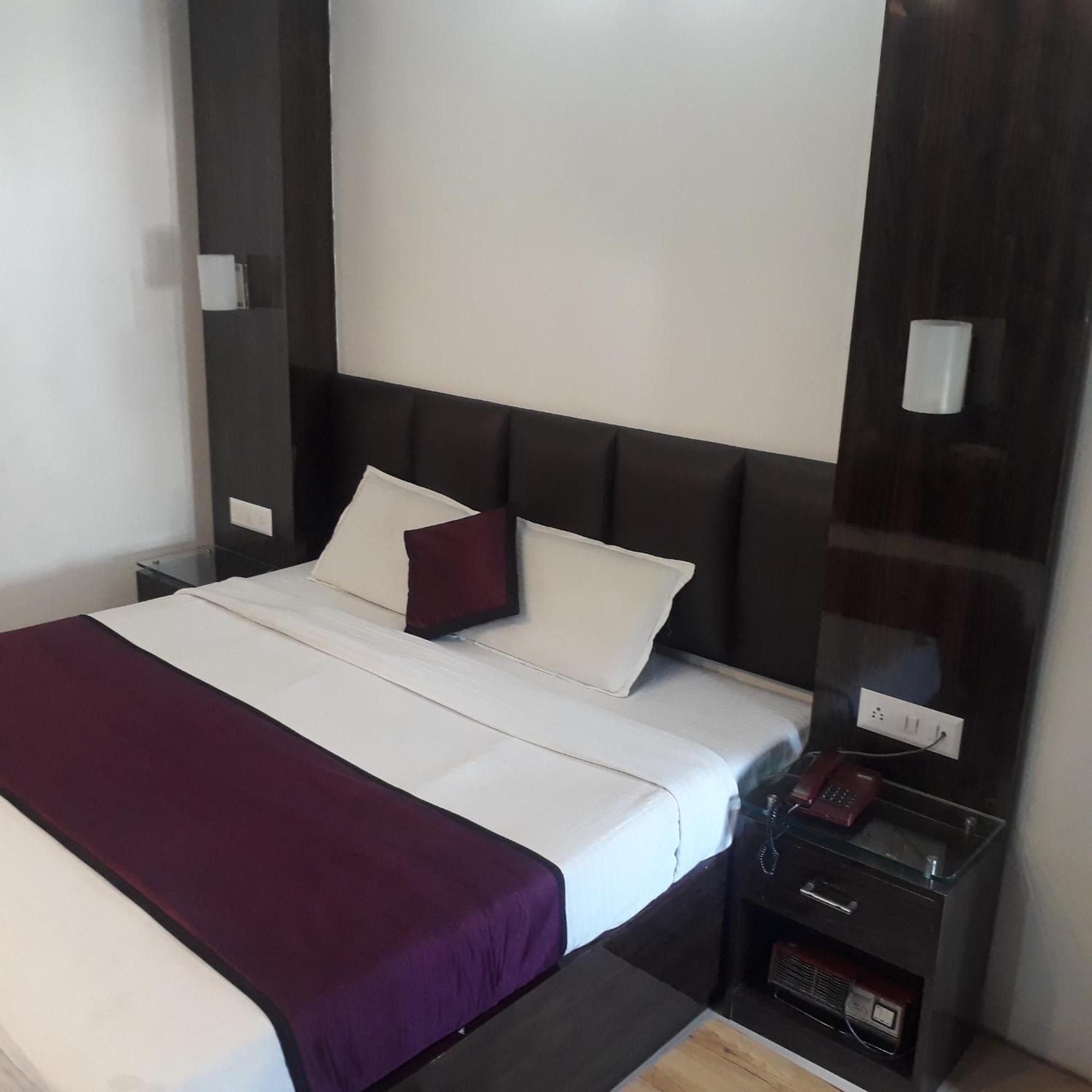 Hotel Ur Allāhābād Junction Екстериор снимка